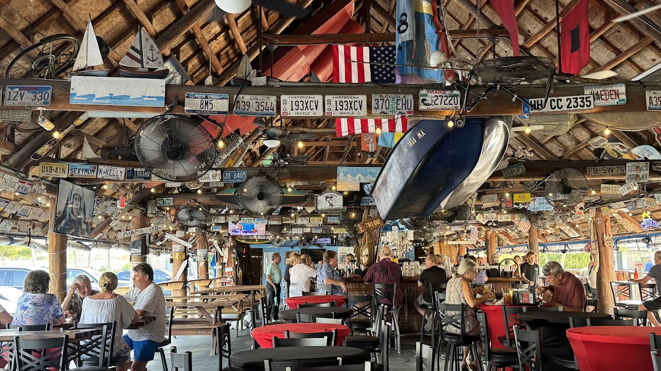 Tiki Hut Bar & Grill at Dolphin Key Resort_1