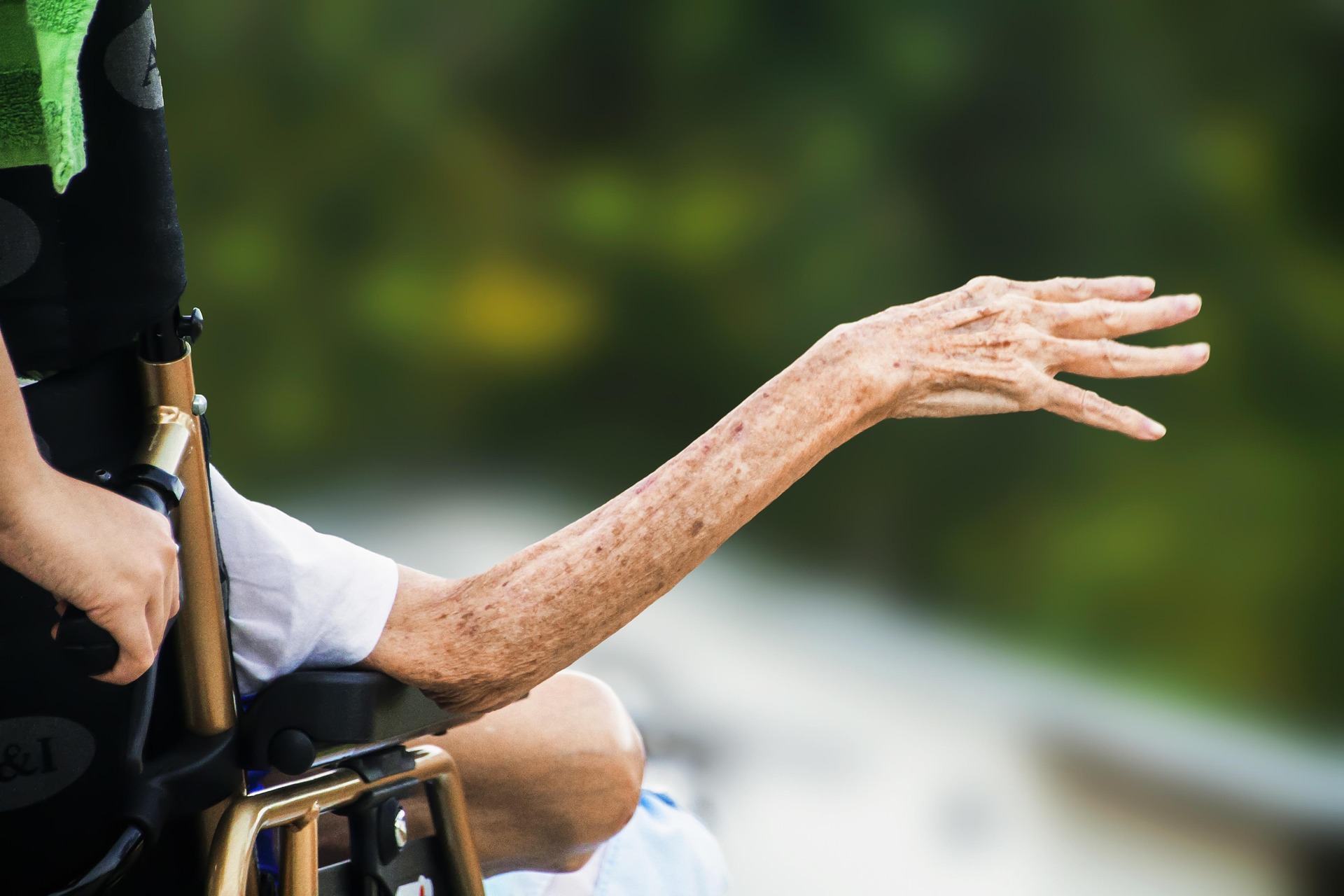 How to Take Care of Seniors With Complex Medical Needs at Home